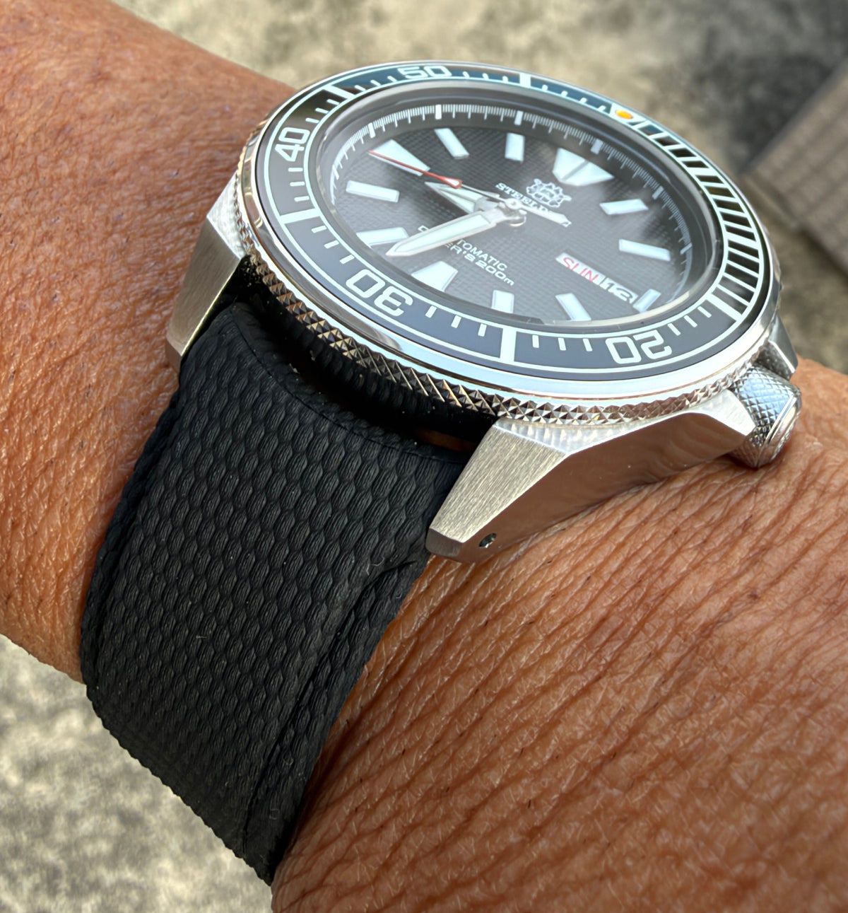 Premium 22mm Black FKM Rubber Traditional Watch Band – Curved End Quick Release Strap