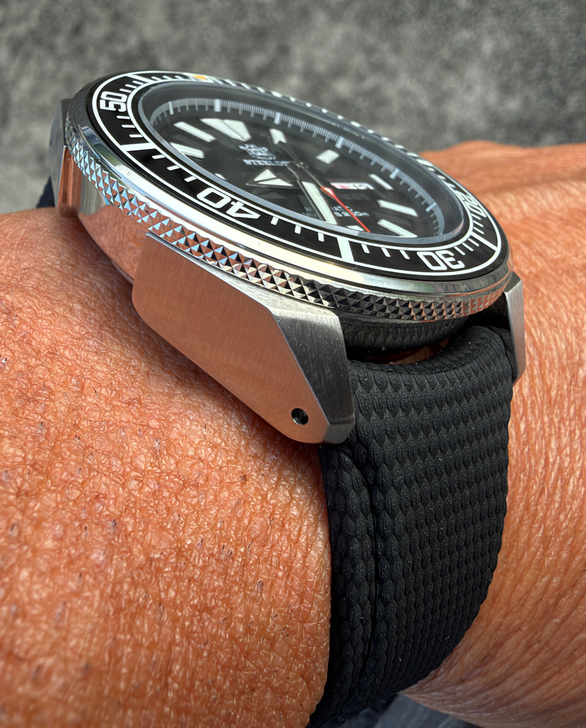Premium 22mm Black FKM Rubber Traditional Watch Band – Curved End Quick Release Strap