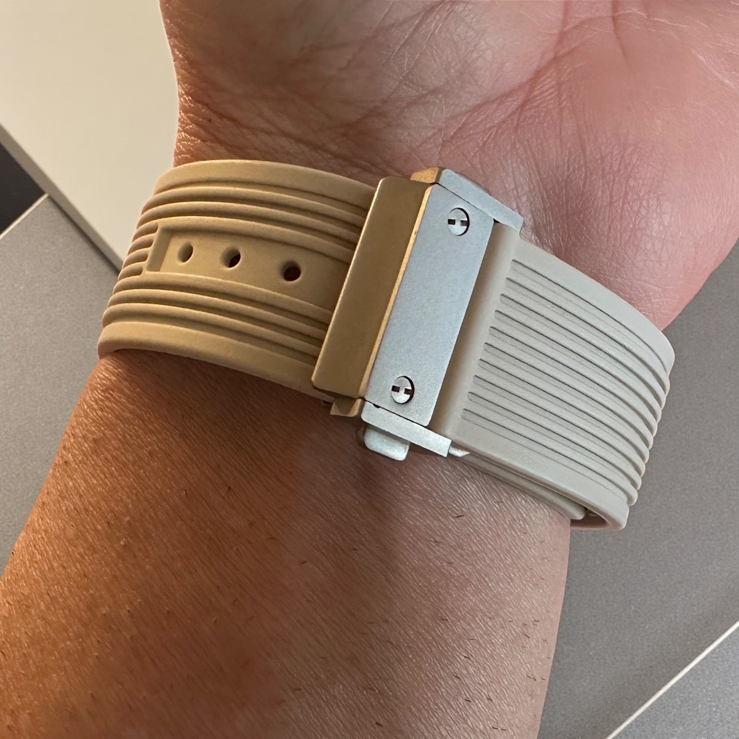 Premium Silicone Apple Watch Band (42mm–49mm) – OEM+ Comfort Fit