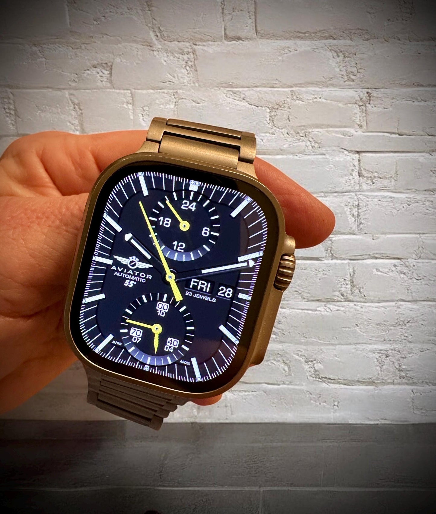 Aviator Flight Apple Watch Face: Vintage Jumbo Chronograph (Clockology App)